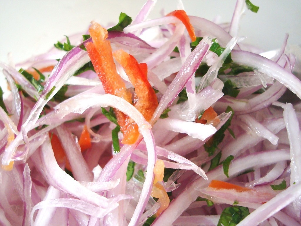 salsa criolla para acompañar el chancho a la caja china